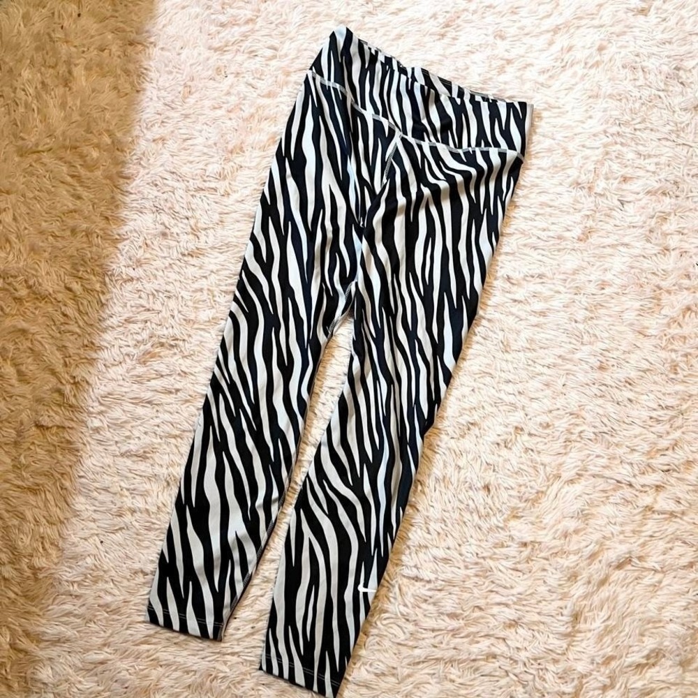 Nike Icon Clash 7/8s Zebra Print Athletic Leggings Womens M Fitness Athleisure